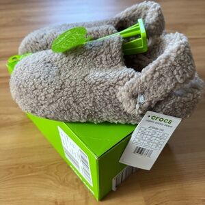 Crocs Classic Cozy Slipper in Tan
